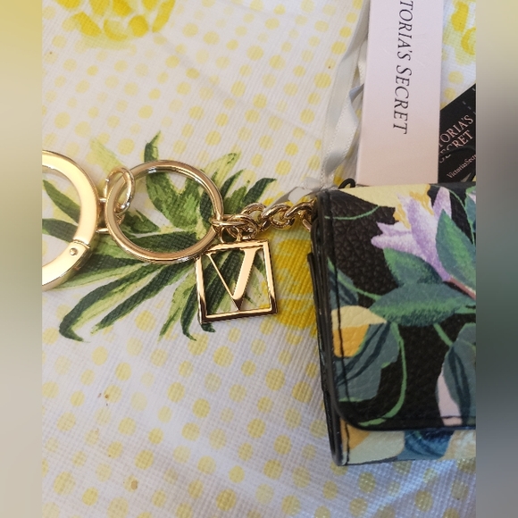 VICTORIA SECRET KEY CHAIN  EAR BUD FLORAL CASE NWT - Picture 3 of 6